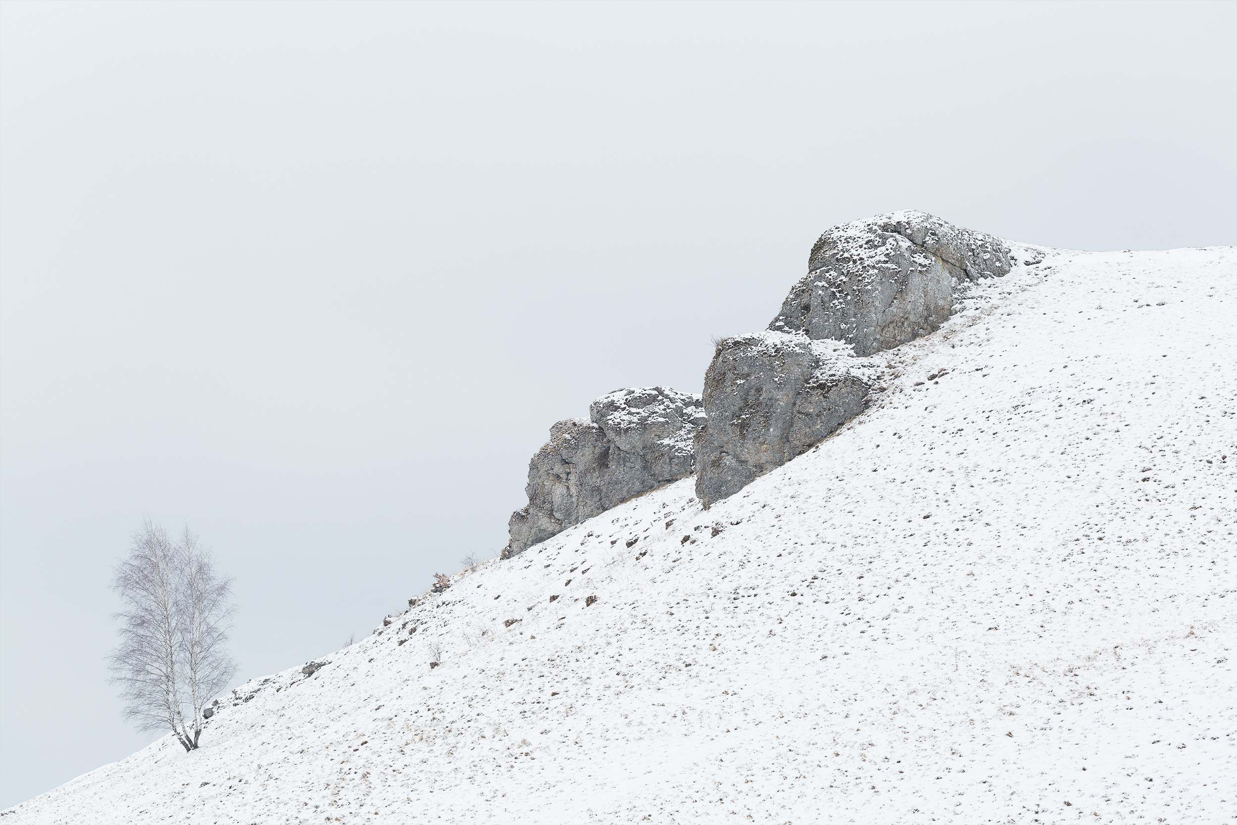 Aussichtspunkt Kalksteinfelsen bei Undingen im Schnee.