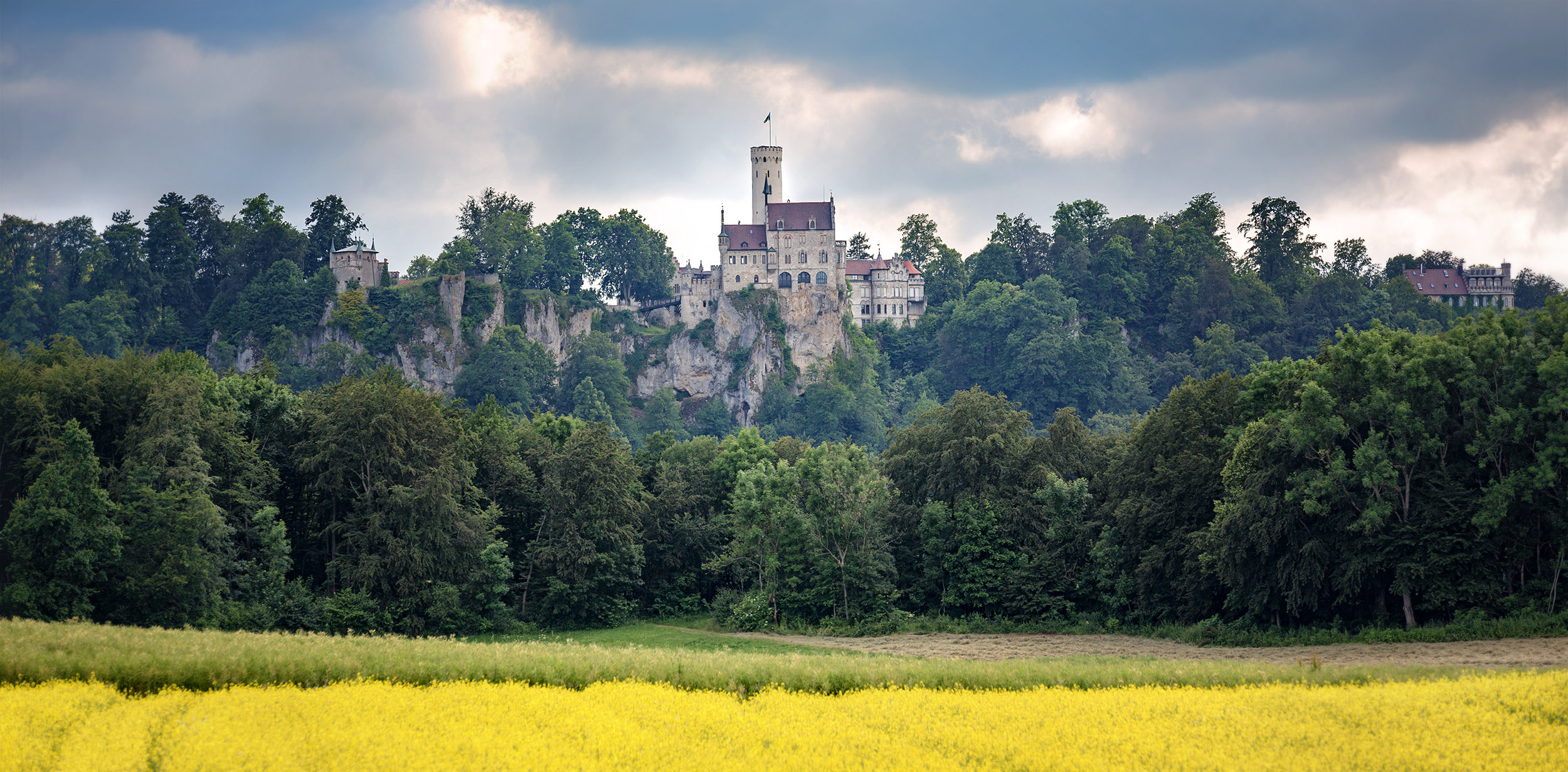 Schloss Lichtenstein bei Reutlingen im Sommer.
