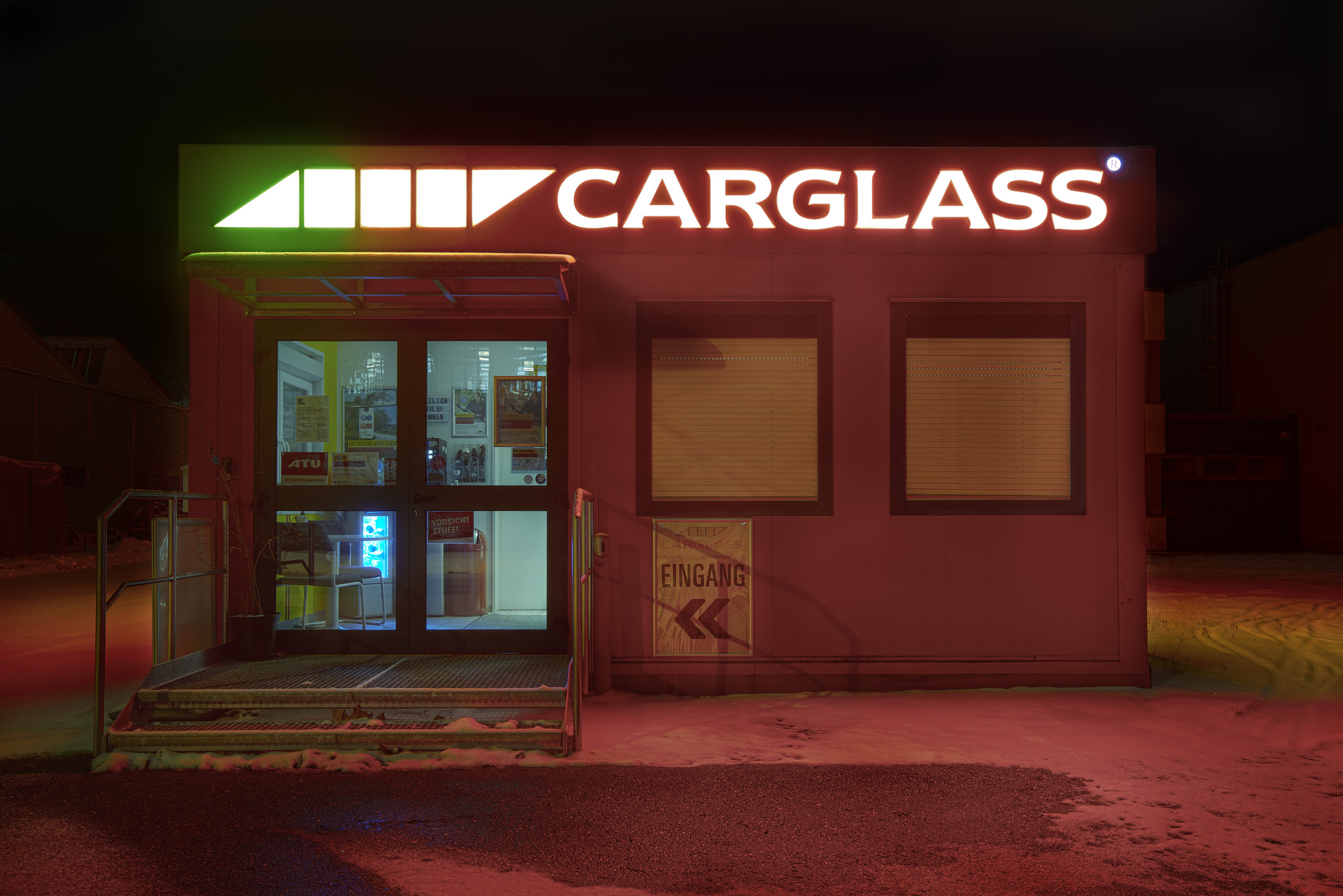 Ein stark beleuchteter Carglas in der Nacht.