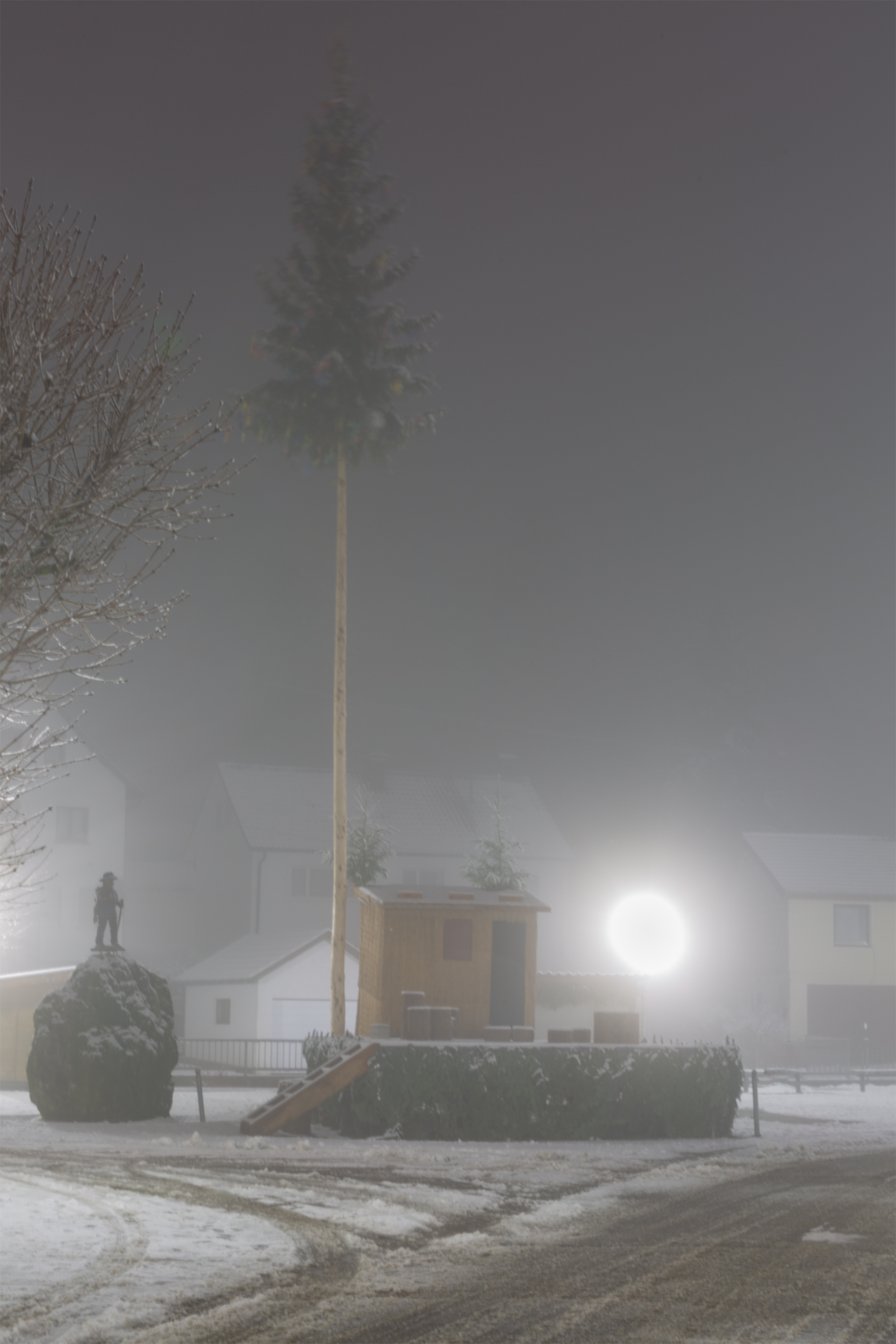 Bühne des Burladinger Fanetsspiels im nächtlichen Nebel.