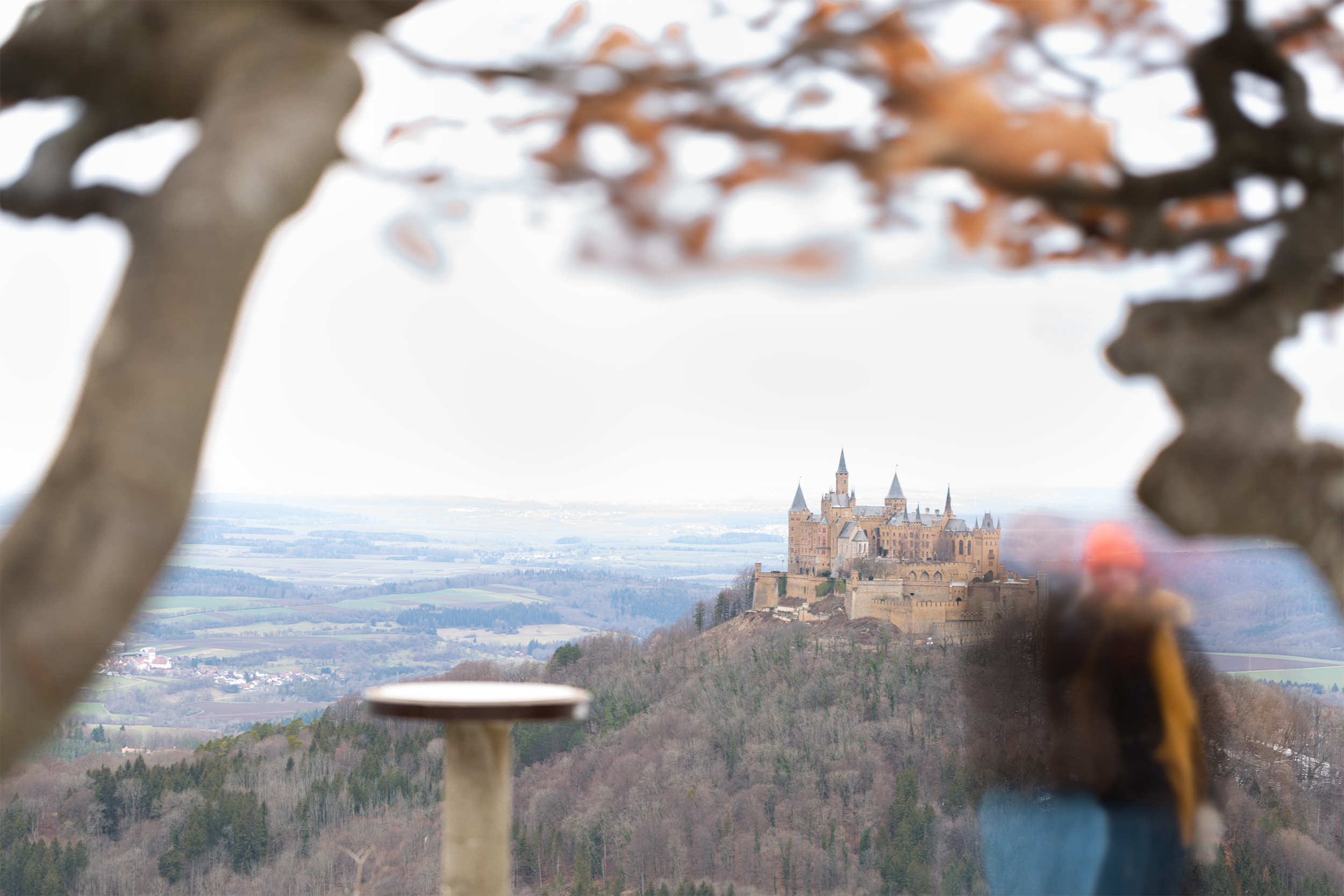 Langzeitbelichtung auf die Burg Hohenzollern. Im Vordergrund durch Bewegung verwischtes Paar.